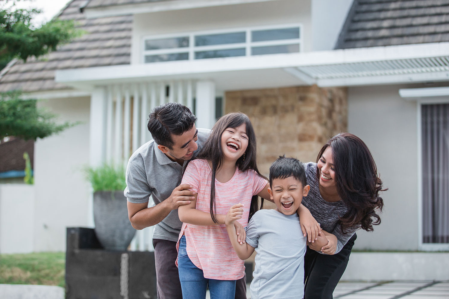 Family-in-Front-of-Home-Banner-Image